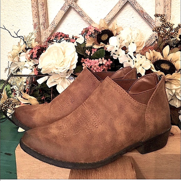 BROWN BOOTIES VEGAN LEATHER BOOTS RUBBER SOLES CAT & JACK 6 1/2 DISTRESSED - Picture 2 of 2